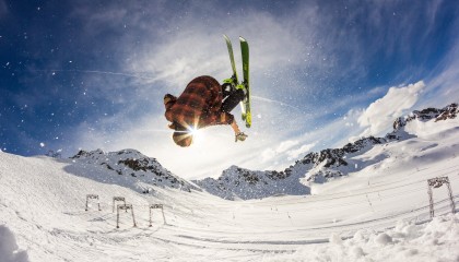 开云体育中国官网-青少年足球公益行走入贫困乡村，青少年足球推广方案